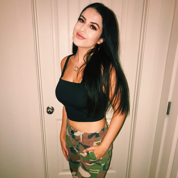 Julia - Picture 3 of 3